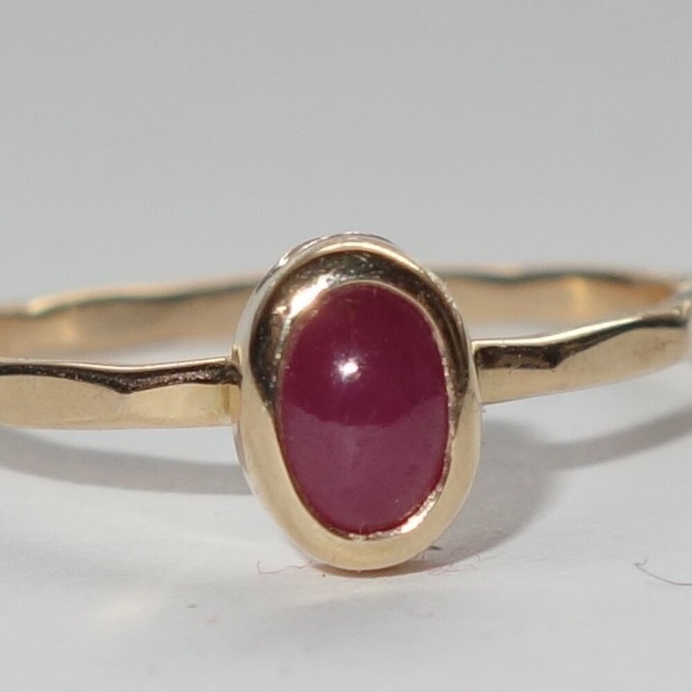 Melissa Joy Manning 14k yellow gold Ruby cabochon ring SZ 5.5